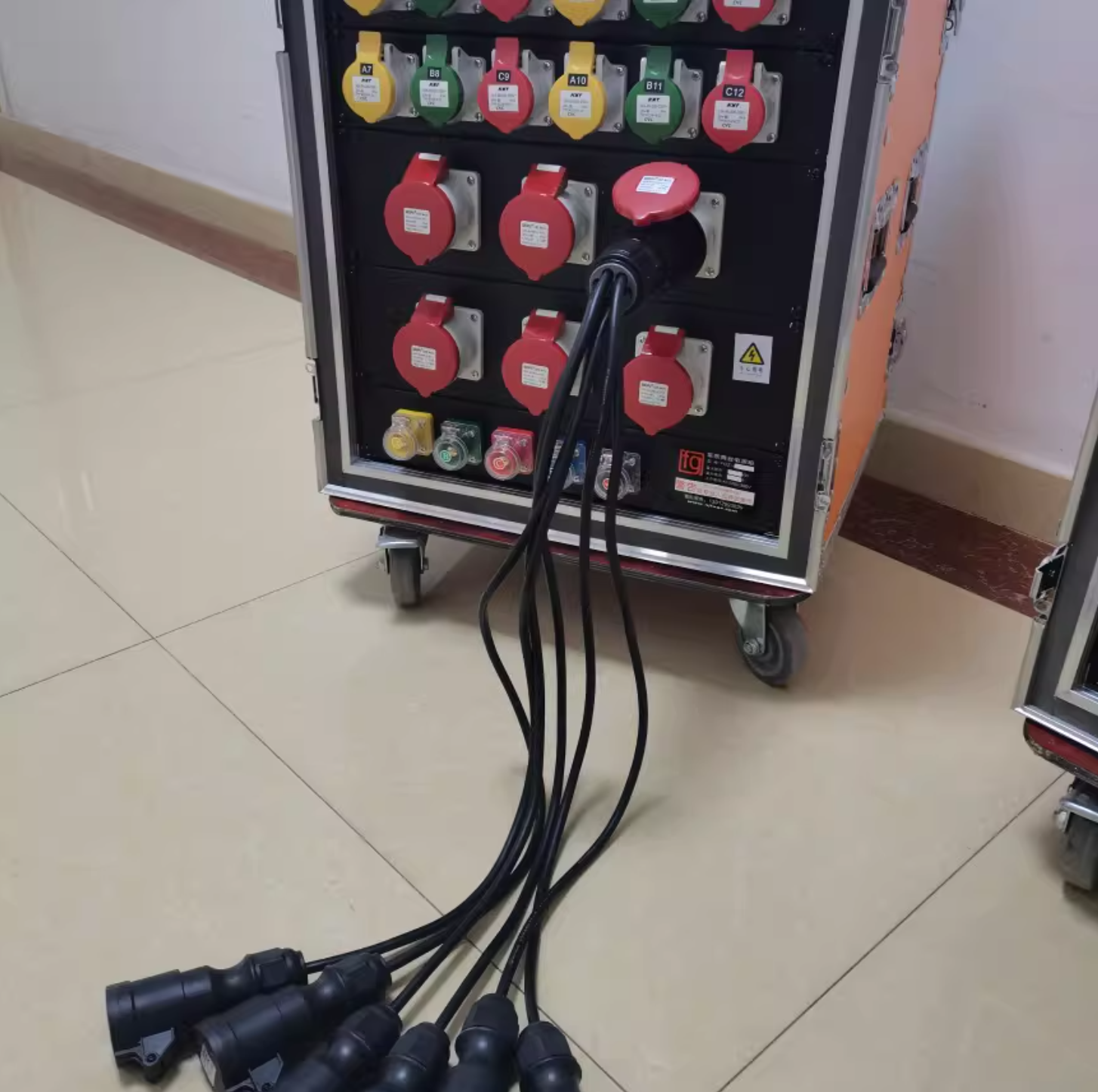 63A to 16A 6-Way Waterproof Power Splitter Cable (1M) 5